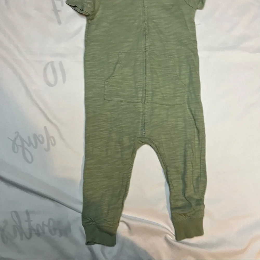 Carter’s Green Short Sleeve Dinosaur Jumpsuit in Size 9 Months